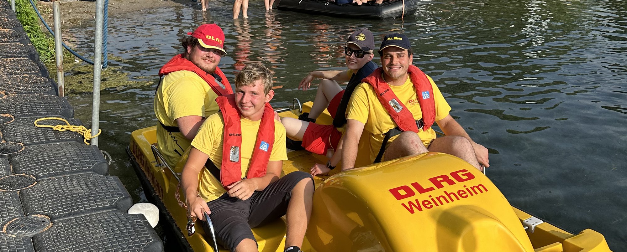 Das JET gemeinsam mit Bundesfreiwilligendienstleistenden der DLRG Ortsgruppe Weinheim e.V. bereit zur Streife mit dem Tretboot am Waidsee Weinheim